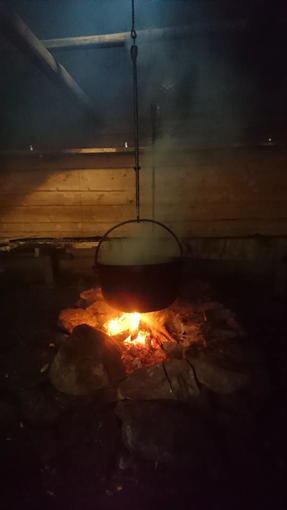 Kittel &ouml;ver eldstad