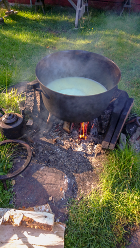 En kittel &ouml;ver &ouml;ppen eld