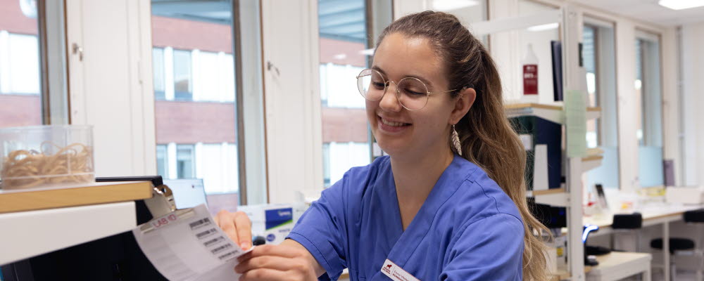 Kvinna jobba på lab