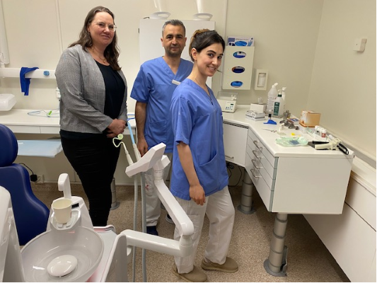 Tandl&auml;karstudenter f&ouml;rbereder behandling.