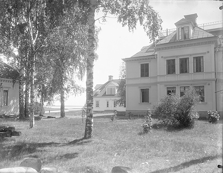 Skolhuset med flyglar.