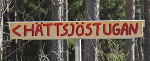 Skylt vid H&auml;ttsj&ouml;stugan