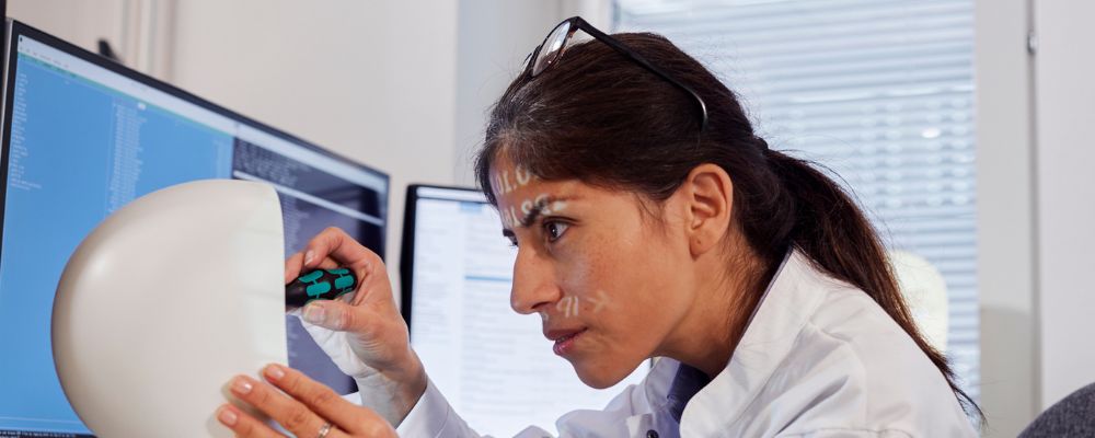 Kvinna arbetar med elektronik