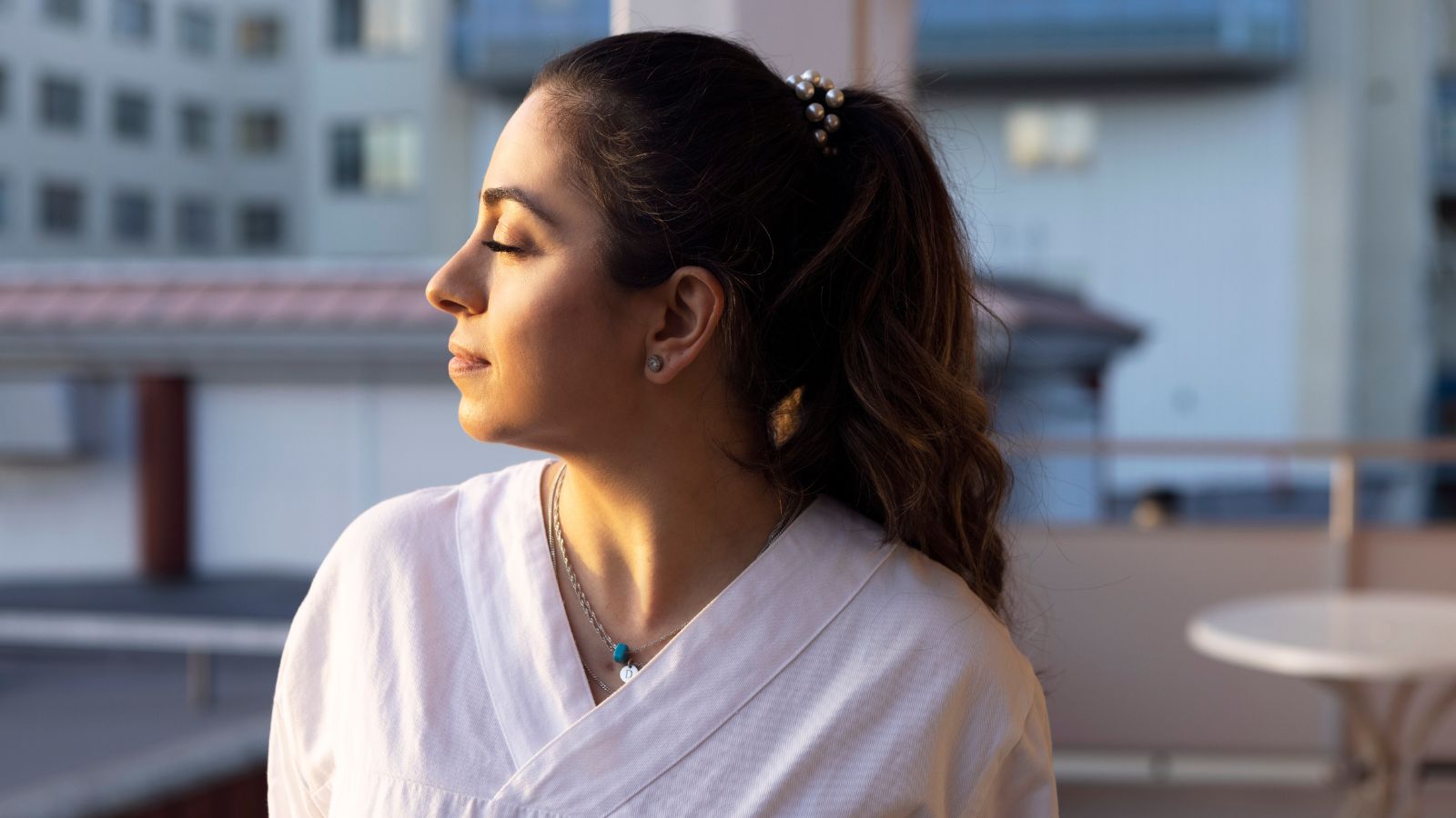 Medarbetare i solnedg&aring;ng.