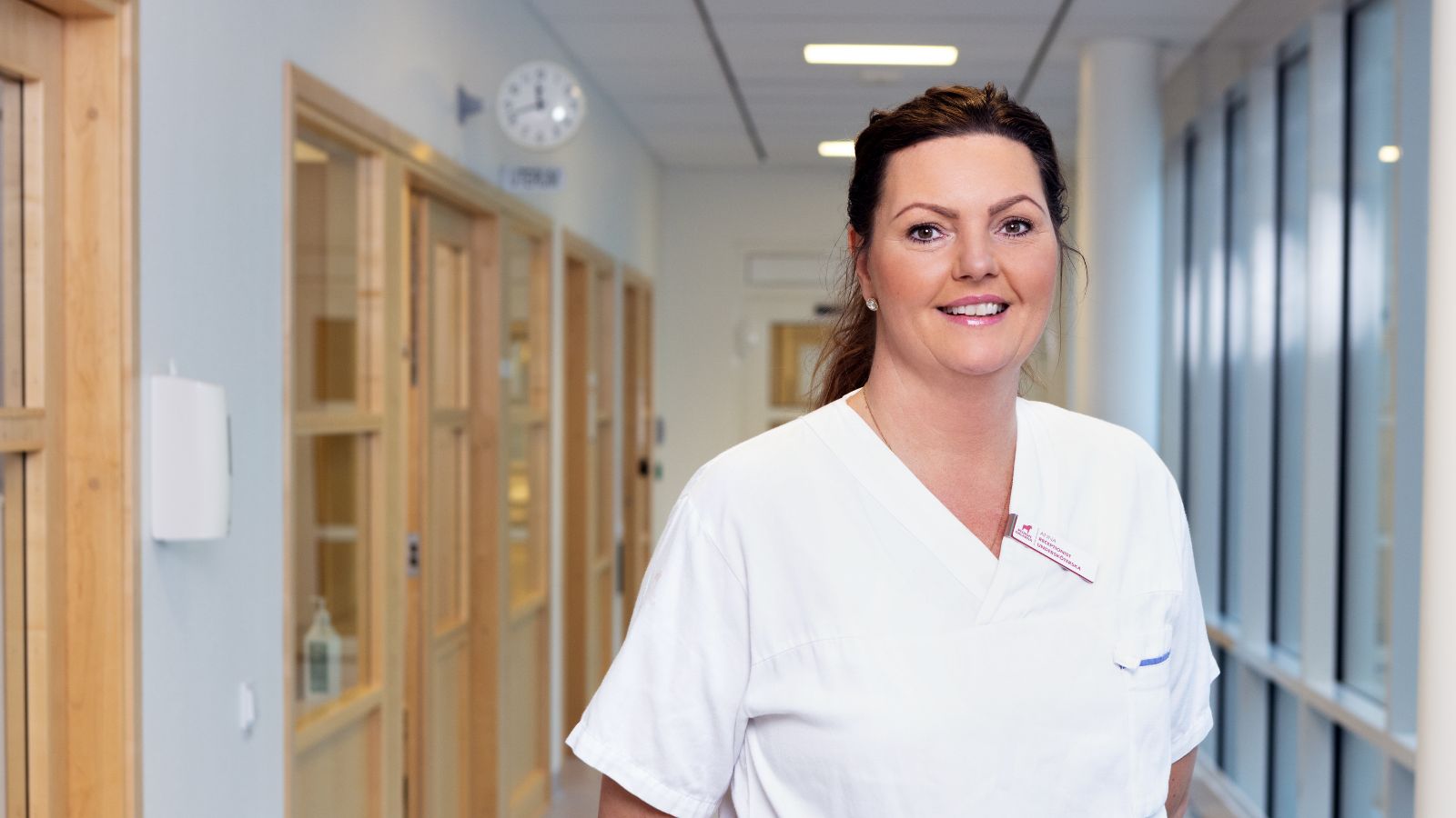 Glad person i korridor.