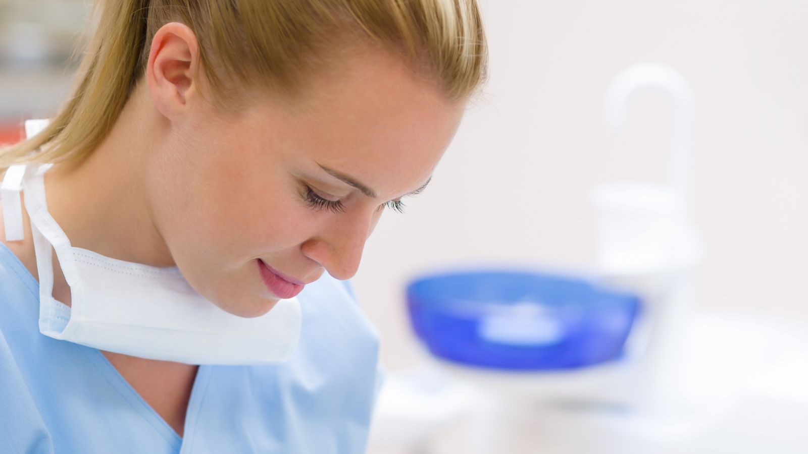 Tandv&aring;rdsmedarbetare som unders&ouml;ker.