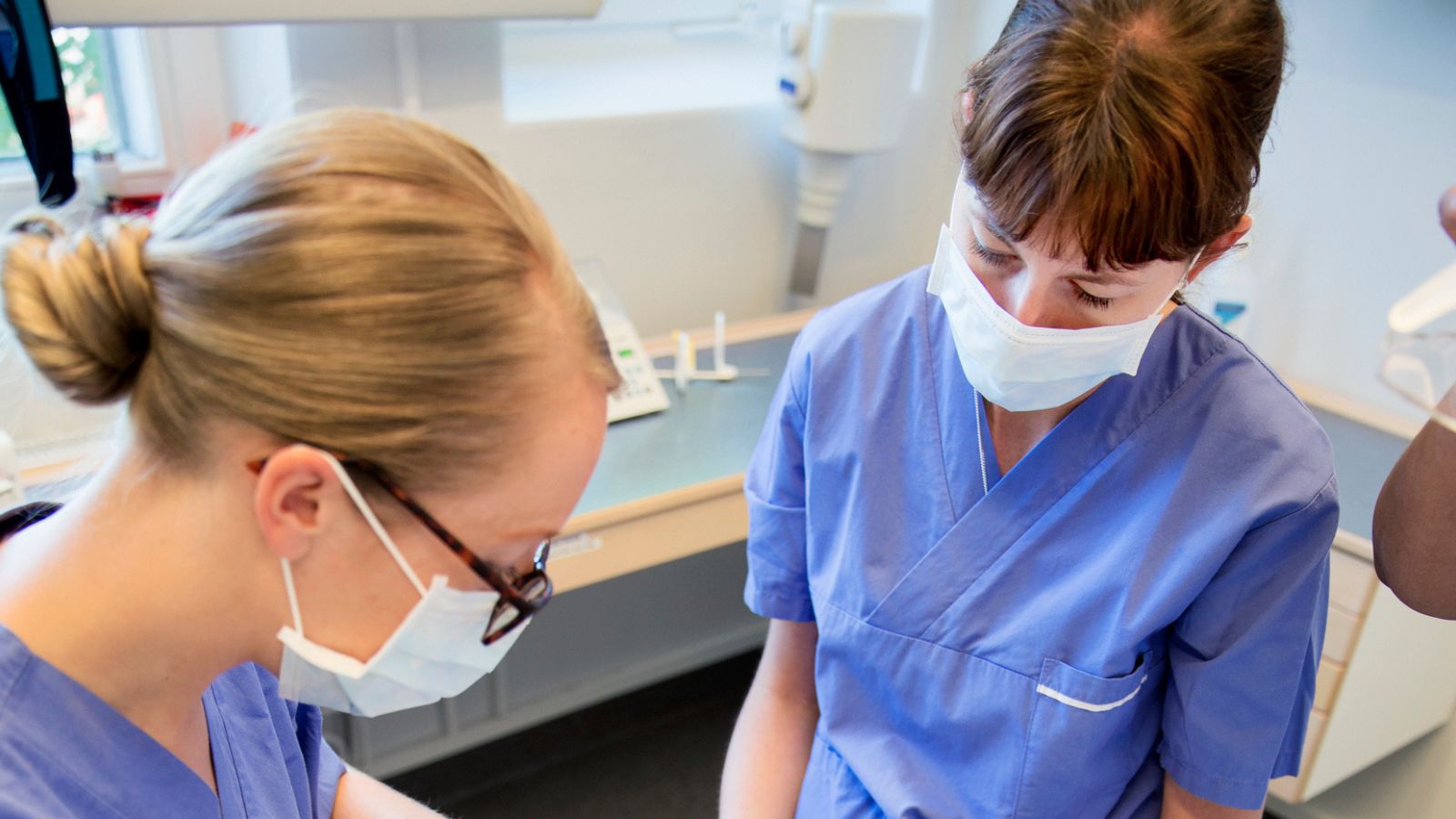 Medarbetare inom tandv&aring;rden som unders&ouml;ker patient.