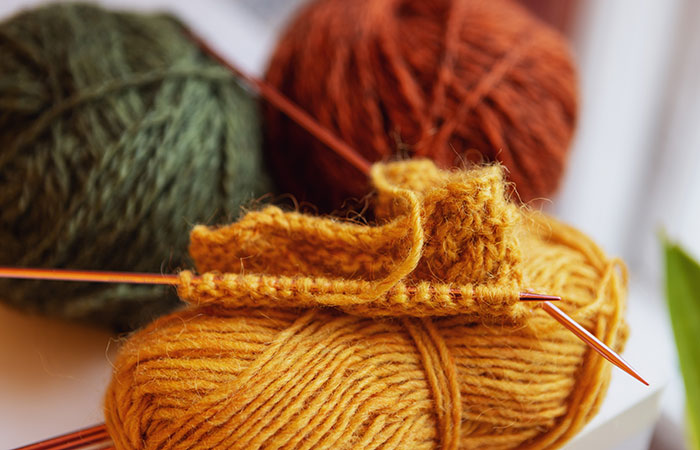 Garnnystan och p&aring;b&ouml;rjad stickning.