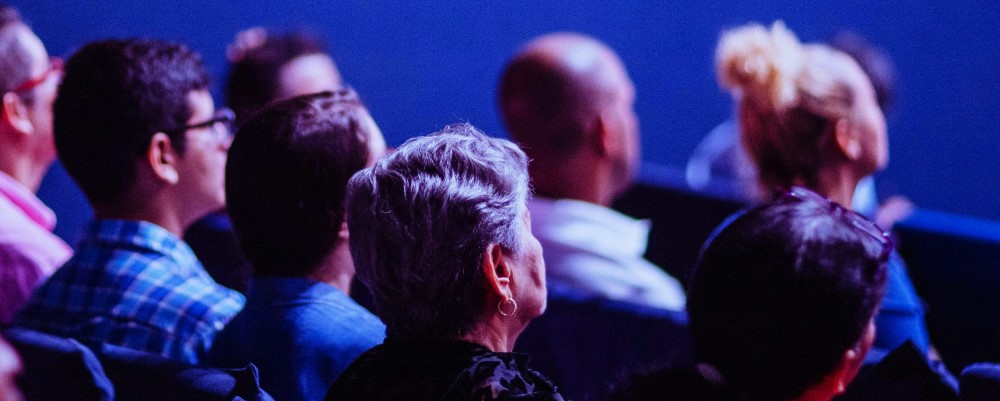 Bild p&aring; publik i salong tagen fr&aring;n sidan.